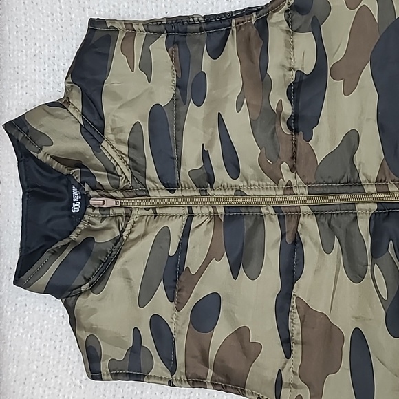 Revolution Kids Lightweight Camo Puffer Vest Jacket in Green/Gray/Black - Picture 5 of 17